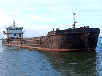 À vendre : barge à trémie divisée à propulsion autonome de 500 DWT, construite en 2003