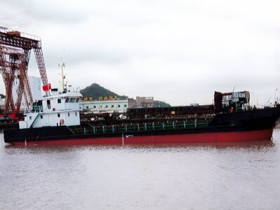 À vendre : barge à trémie divisée à propulsion autonome de 300 DWT, construite en 2007