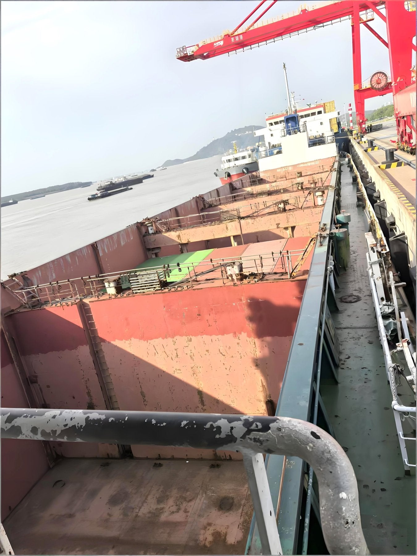 Detalles de la venta de un buque portacontenedores de 4.700 DWT y 303 TEU, construido en 2011, parte 2