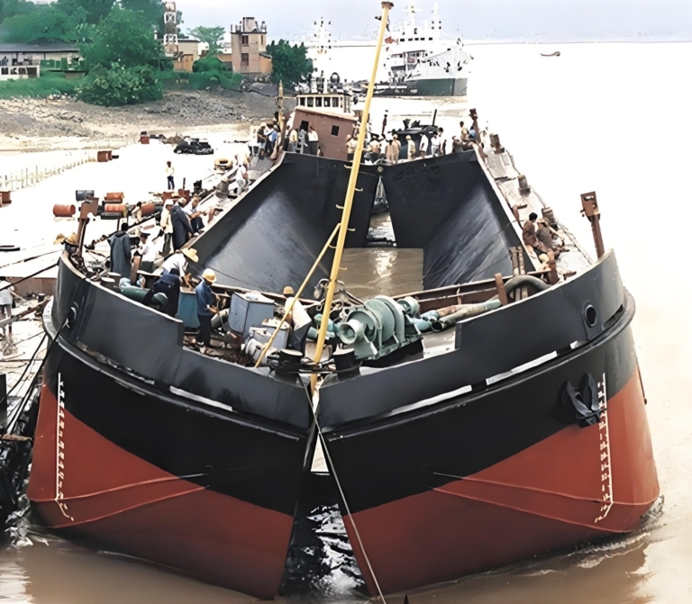 2013 Built 1150 DWT Self Driven Split Hopper Barge For Sale For Sale