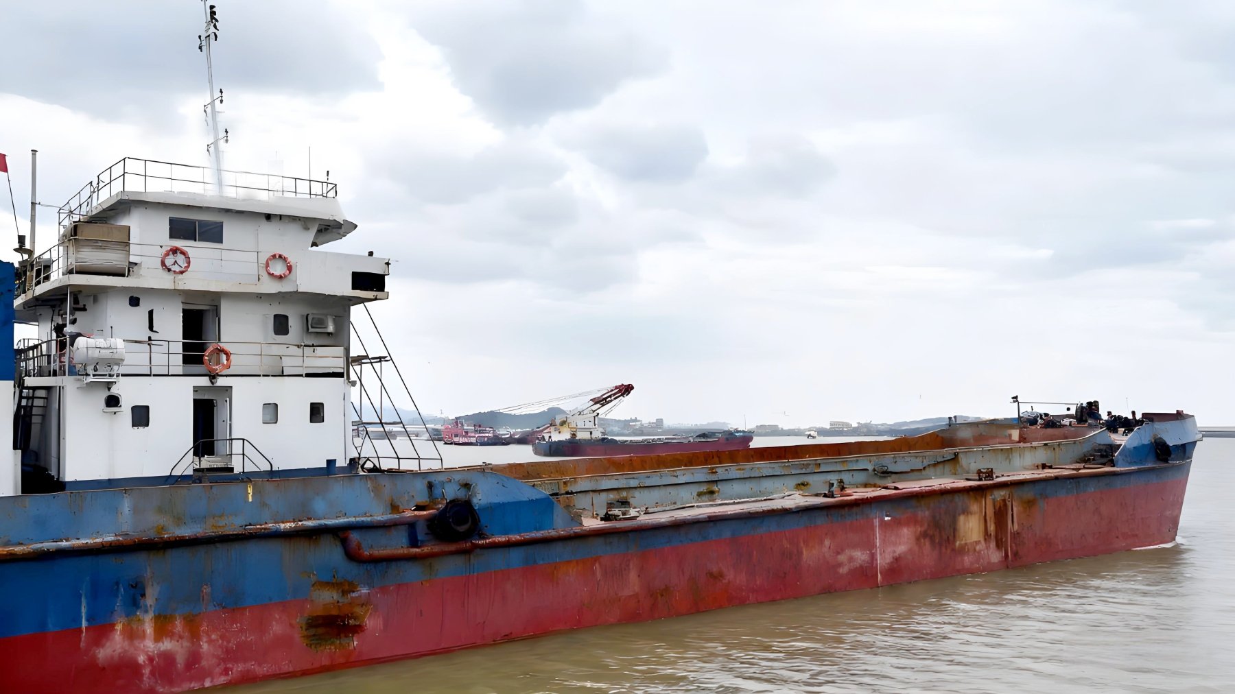 2013 Built 2400 DWT Self Driven Split Hopper Barge For Sale Detail 2