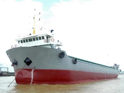 Navire porte-conteneurs de 3 800 DWT et 290 TEU, construit en 2013, à vendre