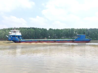 Se vende lancha de desembarco para tanques de 3.300 DWT, construida en 2015