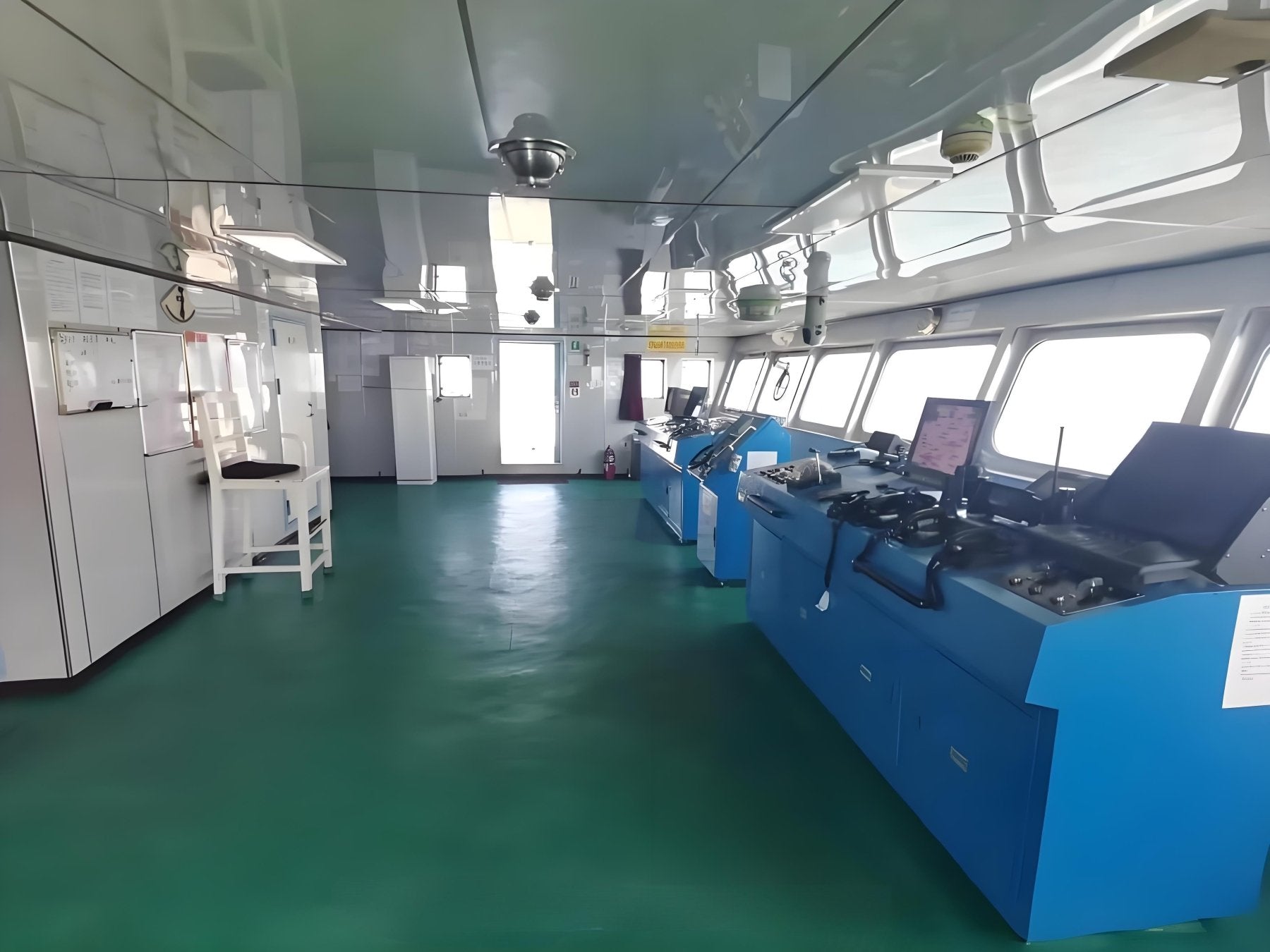 Detalles del buque portacontenedores de 12 000 DWT y 700 TEU, construido en 2022, en venta (2)