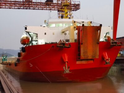 À vendre : péniche de débarquement de 12 000 DWT construite en 2022