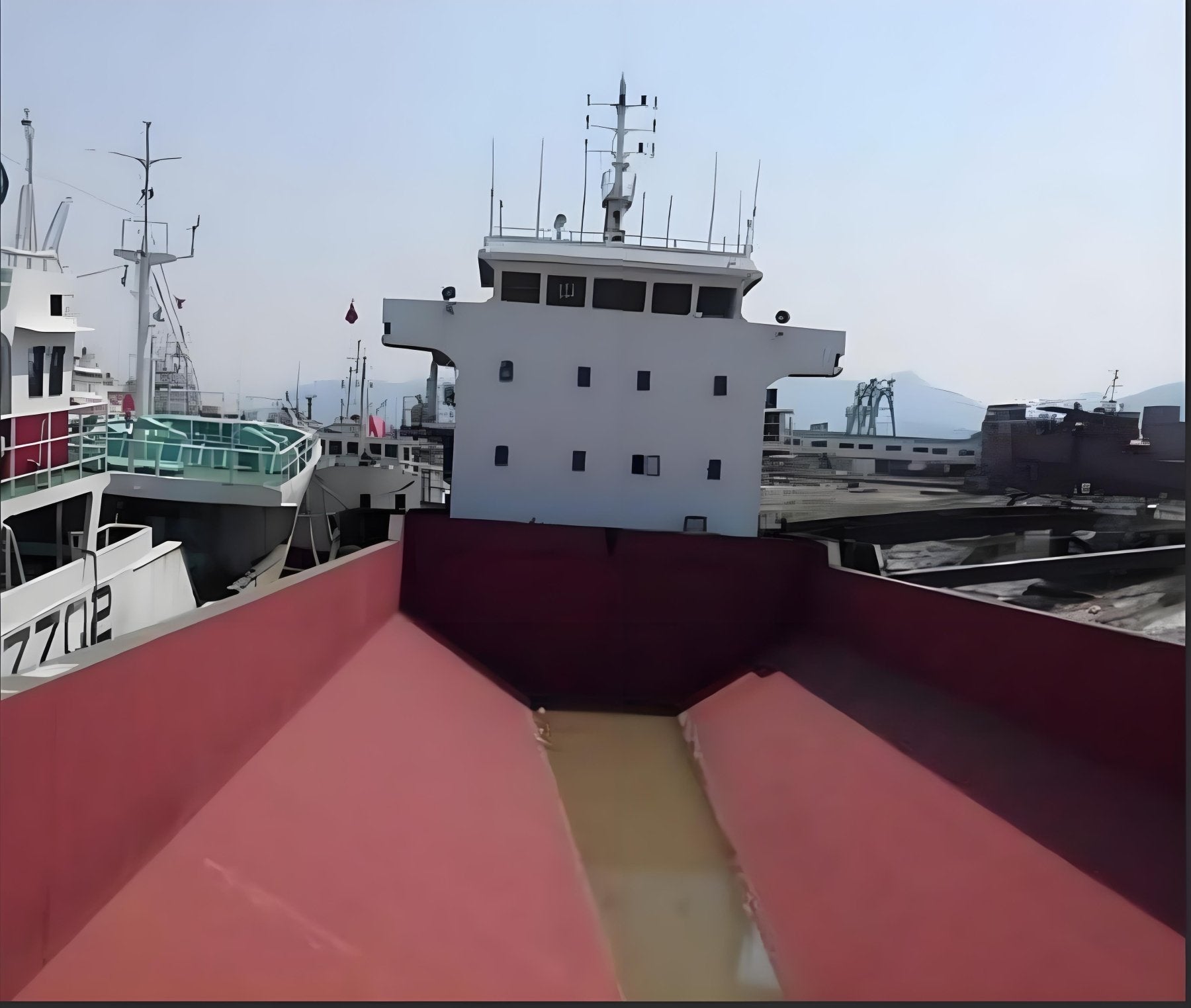 2024 Built 2600 DWT Self Driven Split Hopper Barge For Sale Detail 3