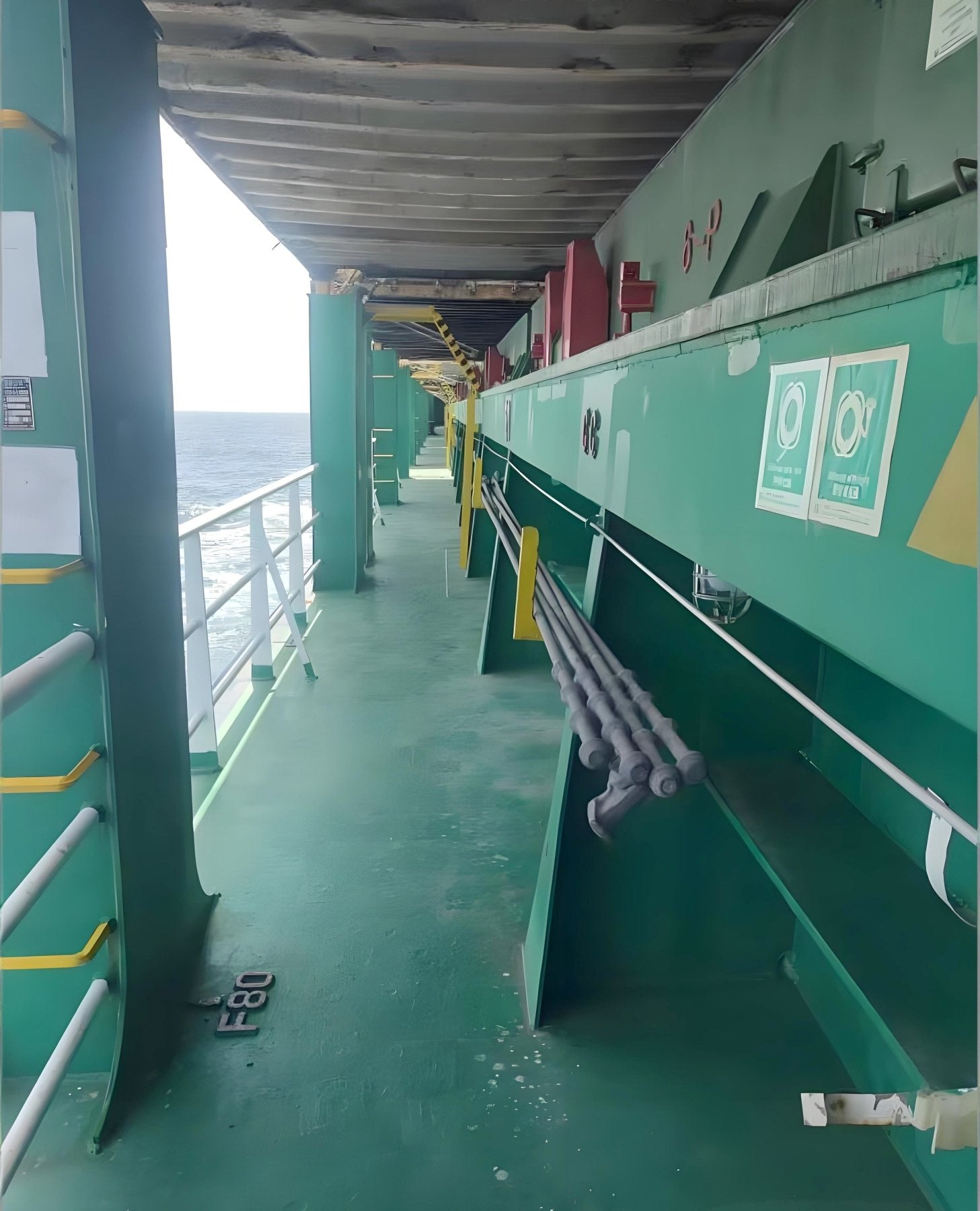 2024: Buque portacontenedores de 27 000 DWT y 1 510 TEU construido, en venta. Detalle 5