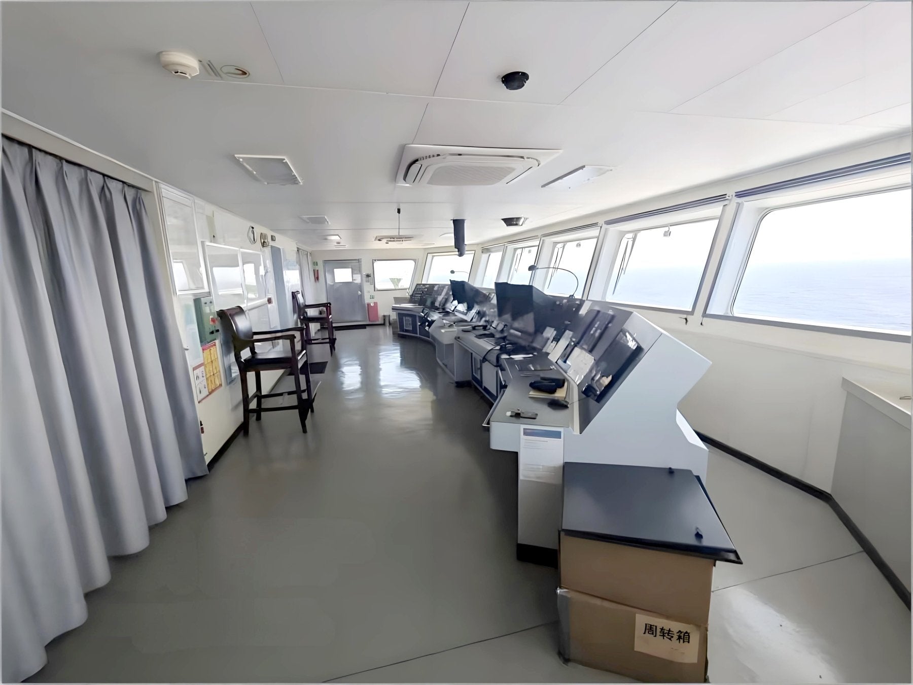 2024: Buque portacontenedores de 27 000 DWT y 1 510 TEU construido, en venta. Detalle 3